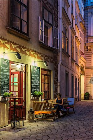 simsearch:862-08698669,k - Night view of a street in the historic centre, Vienna, Austria Foto de stock - Con derechos protegidos, Código: 862-08698679