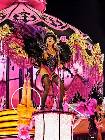simsearch:862-06540915,k - Brazil, State of Rio de Janeiro, City of Rio de Janeiro, Samba Dancer in the Carnival Parade at The Sambadrome Marques de Sapucai. Stockbilder - Lizenzpflichtiges, Bildnummer: 862-08698736