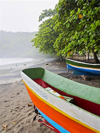 simsearch:862-08698754,k - Brazil, State of Sao Paulo, Ilhabela Island, Colourful boats on Praia dos Castelhanos. Foto de stock - Con derechos protegidos, Código: 862-08698755