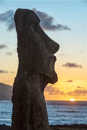 simsearch:862-08698783,k - South America, Chile, Easter Island, Isla de Pascua, Moai stone human figures at sunrise Photographie de stock - Rights-Managed, Code: 862-08698759