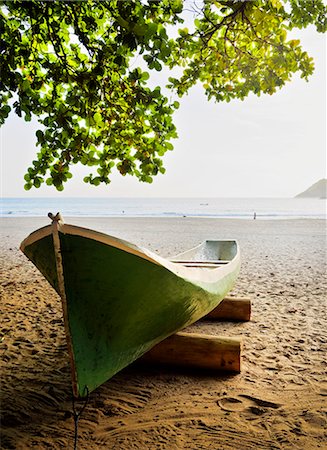 simsearch:862-08698754,k - Brazil, State of Sao Paulo, Ilhabela Island, Traditional Colourful Boats on the beach in Bonete. Foto de stock - Con derechos protegidos, Código: 862-08698752