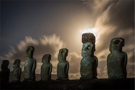 South America, Chile, Easter Island, Isla de Pascua, Moai stone human figures under a  night sky at moonrise Fotografie stock - Rights-Managed, Codice: 862-08698762
