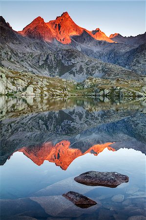 simsearch:862-08698880,k - Nero lake, Adamello-Brenta Natural park, Trentino Alto Adige, Italy. Cornisello peak is reflected into the lake at dawn. Stockbilder - Lizenzpflichtiges, Bildnummer: 862-08698813