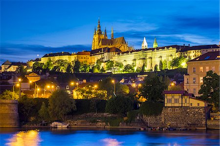 fiume vltava - Czech Republic, Prague, Stare Mesto (Old Town). Prague Castle, Prazsky Hrad, on the Vltava River at dusk. Fotografie stock - Rights-Managed, Codice: 862-08698977