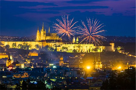 simsearch:862-08699023,k - Czech Republic, Prague, Vinohrady. Fireworks over Prague Castle, Prazsky Hrad, from Riegroy Sady park at dusk. Foto de stock - Con derechos protegidos, Código: 862-08699020