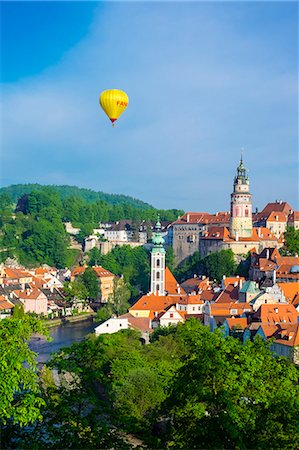 Czech Republic, South Bohemian Region, Cesky Krumlov. Hot air balloon passing Cesky Krumlov Castle. Stockbilder - Lizenzpflichtiges, Bildnummer: 862-08699030