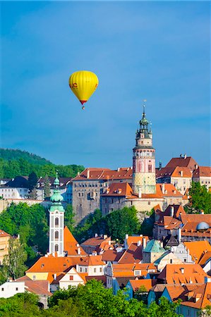 south bohemian region - Czech Republic, South Bohemian Region, Cesky Krumlov. Hot air balloon passing Cesky Krumlov Castle. Stock Photo - Rights-Managed, Code: 862-08699042