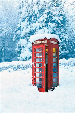 simsearch:862-08699078,k - England, Heptonstall. Traditional red telephone box in snow at Heptonstall, near Hebden Bridge. Foto de stock - Con derechos protegidos, Código: 862-08699076