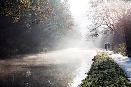 simsearch:862-08699074,k - England, Halifax. Friends jogging along the canal towpath on a misty autumn morning. Photographie de stock - Rights-Managed, Code: 862-08699088