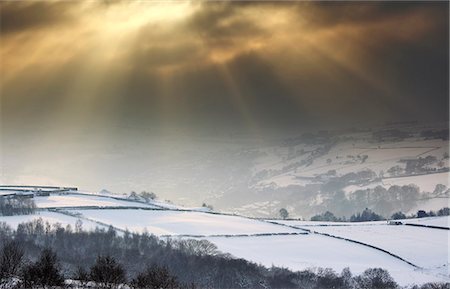 England, West Yorkshire, Calderdale. A moment of sun breaking through the clouds. Foto de stock - Con derechos protegidos, Código: 862-08699105