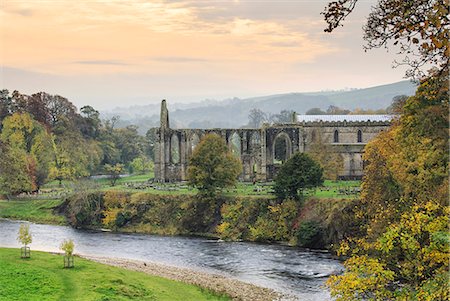 England, Wharfedale. The ruins of the Bolton Abbey monastery in autumn. Photographie de stock - Rights-Managed, Code: 862-08699102