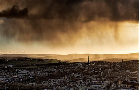 England, West Yorkshire, Halifax. A distant storm approaching the town of Halifax at sunset. Photographie de stock - Rights-Managed, Code: 862-08699115