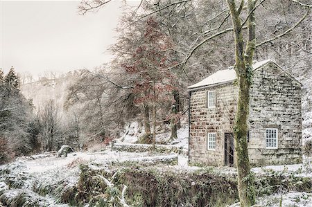 simsearch:862-03887593,k - England, Calderdale. A small building at Hardcastle Crags near Hebden Bridge, in winter. Foto de stock - Con derechos protegidos, Código: 862-08699116