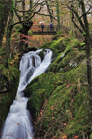 simsearch:862-08699205,k - England, Cumbria, Ambleside. Person with an umbrella on the bridge over Stock Ghyll Force waterfall. MR Photographie de stock - Rights-Managed, Code: 862-08699204