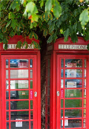 simsearch:862-08699250,k - England, Worcestershire, Broadway. Two red telephone boxes under a tree. Photographie de stock - Rights-Managed, Code: 862-08699215