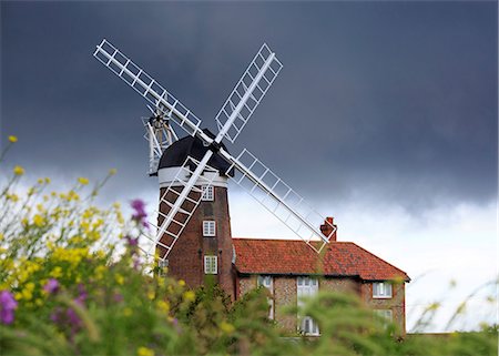 simsearch:862-08699250,k - England, Norfolk, Weybourne. The windmill and wildflowers in stormy weather. Photographie de stock - Rights-Managed, Code: 862-08699241