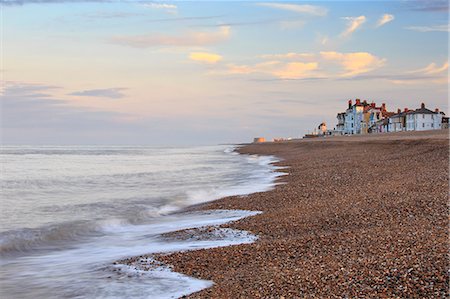 pueblos - England, Suffolk, Aldeburgh. The shingle beach and colourful houses of Aldeburgh at dusk. Photographie de stock - Rights-Managed, Code: 862-08699243