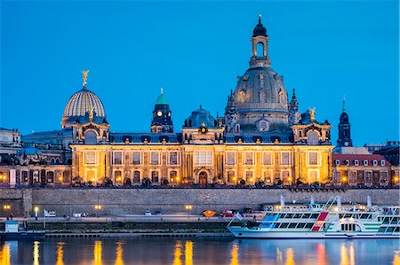 Germany, Saxony, Dresden, Altstadt (Old Town). Hochschule fur Bildende Kunste (Dresden Academy of Fine Arts) and the cupola of the Frauenkirche along the Elbe River at night. Photographie de stock - Rights-Managed, Code: 862-08699257