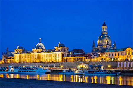 frauenkirche - Germany, Saxony, Dresden, Altstadt (Old Town). Hochschule fur Bildende Kunste (Dresden Academy of Fine Arts) and the cupola of the Frauenkirche on the Elbe River at night. Foto de stock - Direito Controlado, Número: 862-08699259