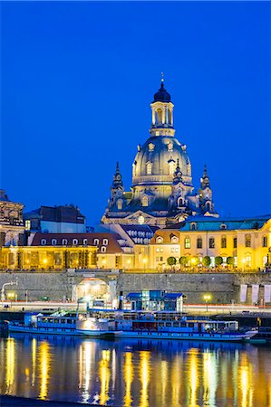 Germany, Saxony, Dresden, Altstadt (Old Town).The cupola of the Frauenkirche above buildings on the the Elbe River at night. Photographie de stock - Rights-Managed, Code: 862-08699260