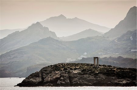 Greece, Cyclades, Naxos. The gateway to the Temple of Apollo with misty mountains behind. Stockbilder - Lizenzpflichtiges, Bildnummer: 862-08699275