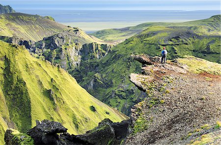 Iceland, Vik i Myrdal. Lone hiker standing on overhang near Thakgil and looking at the valley below. Stockbilder - Lizenzpflichtiges, Bildnummer: 862-08699300