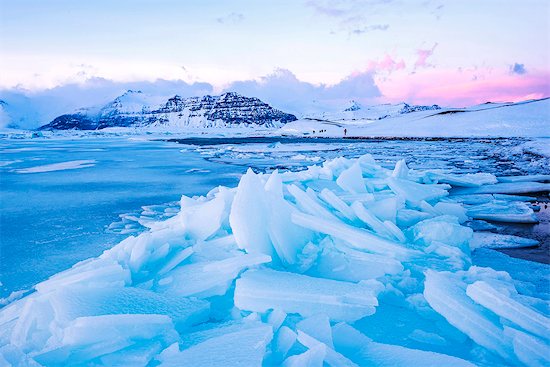 Jokulsarlon glacier lagoon, Iceland, Europe. Blocks of ice in the frozen lagoon on a winter sunset. Foto de stock - Derechos protegidos Premium, Artista: AWL Images, Código de la imagen: 862-08699326