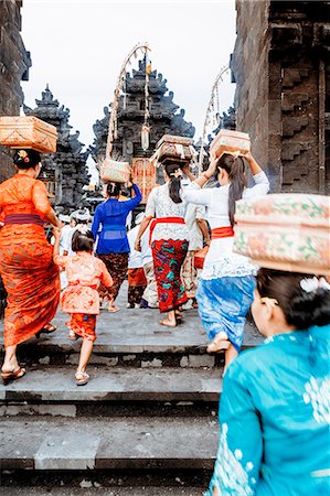 Asia, Indonesia, Bali, Watu Klotok temple, devotees carrying ceremonial offerings into the temple in wicker baskets Photographie de stock - Rights-Managed, Code: 862-08699353