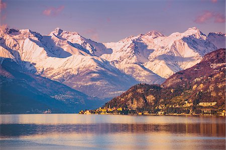 simsearch:862-08699418,k - Varenna, Lecco, Lombardy, Italy. A winter sunset over Varenna with snow on the mountains on the backdrop. Fotografie stock - Rights-Managed, Codice: 862-08699419