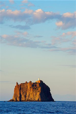 stromboli island - Cliff island Strombolicchio, Stromboli, Aeolian Islands, UNESCO World Heritage Site, Sicily, Italy, Mediterranean, Europe Photographie de stock - Rights-Managed, Code: 862-08699489