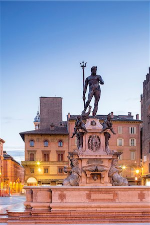 fountain plaza statue - Italy, Italia. Emilia-Romagna, Bologna district, Bologna. Piazza del Nettuno, Fontana del Nettuno. Photographie de stock - Rights-Managed, Code: 862-08699490