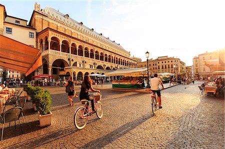 Italy, Italia. Veneto. Padova district. Padua, Padova. Piazza delle Erbe and Palazzo della Ragione. Stock Photo - Rights-Managed, Code: 862-08699517