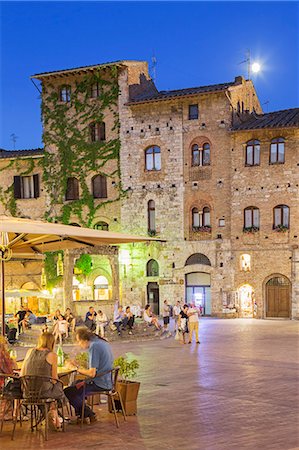 dining outside not children night restaurant - Italy, Italia. Tuscany, Toscana. Siena district, Val d'Elsa, San Gimignano. Stock Photo - Rights-Managed, Code: 862-08699541