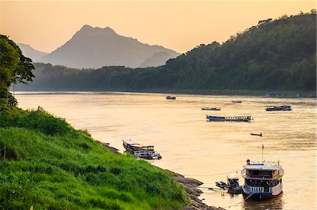 simsearch:862-08699572,k - Boats on the Mekong River in late afternoon, Luang Prabang, Louangphabang Province, Laos Foto de stock - Con derechos protegidos, Código: 862-08699578