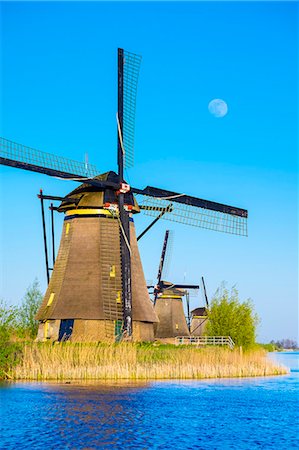 simsearch:862-08699644,k - Netherlands, South Holland, Kinderdijk, UNESCO World Heritage Site. The moon rises above historic Dutch windmills on the polders. Foto de stock - Con derechos protegidos, Código: 862-08699638