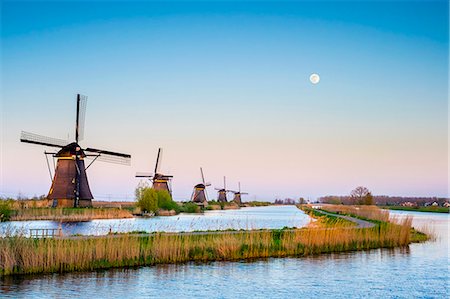 simsearch:862-08699651,k - Netherlands, South Holland, Kinderdijk, UNESCO World Heritage Site. The moon rises above historic Dutch windmills on the polders at sunset. Foto de stock - Con derechos protegidos, Código: 862-08699642