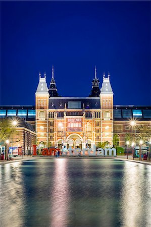 simsearch:862-08699644,k - Netherlands, North Holland, Amsterdam. The Rijksmuseum on Museumplein at night. Foto de stock - Con derechos protegidos, Código: 862-08699650