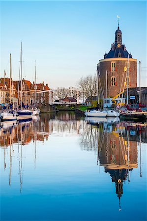 simsearch:862-08699651,k - Netherlands, North Holland, Enkhuizen. Drommedaris tower, historic former city gate at the entrance to Oude Haven (Old Harbor). Foto de stock - Con derechos protegidos, Código: 862-08699665