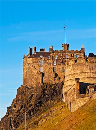 simsearch:841-09119302,k - UK, Scotland, Lothian, Edinburgh, View of the Edinburgh Castle illuminated by the sunrise. Photographie de stock - Rights-Managed, Code: 862-08699839