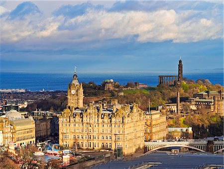 UK, Scotland, Lothian, Edinburgh, The Balmoral Hotel and Calton Hill viewed from the Edinburgh Castle. Fotografie stock - Rights-Managed, Codice: 862-08699864