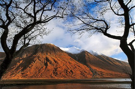 simsearch:862-08699888,k - Scotland, Glen Etive. Snow-capped Ben Starav viewed from Loch Etive in the autumn. Fotografie stock - Rights-Managed, Codice: 862-08699890