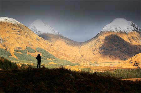 simsearch:862-08699903,k - Scotland, Glen Etive. A hiker admiring the view from the shadows of the Glen. MR. Stockbilder - Lizenzpflichtiges, Bildnummer: 862-08699891