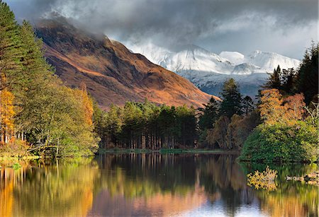 Scotland, Glencoe. Snow capped mountains reflected in a small loch in the autumn. Foto de stock - Con derechos protegidos, Código: 862-08699905