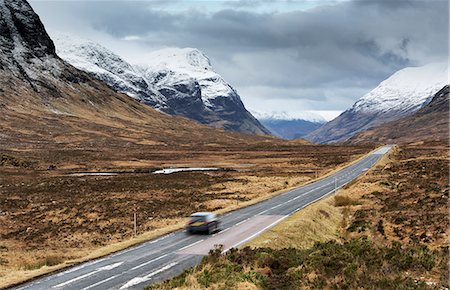 simsearch:862-08699888,k - Scotland, Glencoe. The A82 road passing snow capped mountains in winter. Fotografie stock - Rights-Managed, Codice: 862-08699914