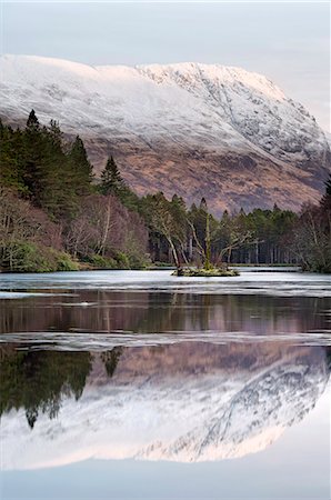 simsearch:862-08699951,k - Glencoe, Scotland. Mountains of Lochaber reflected in a small lochan. Photographie de stock - Rights-Managed, Code: 862-08699915