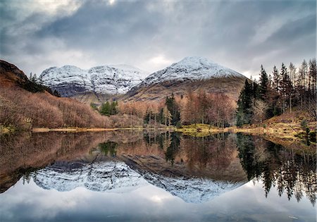 simsearch:862-08699888,k - Scotland, Glencoe. Reflections of mountains and trees at Loch Torren. Fotografie stock - Rights-Managed, Codice: 862-08699910