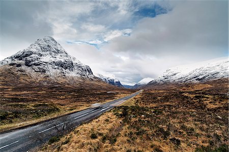 simsearch:862-08699888,k - Scotland, Glencoe. The A82 road passing snow capped mountains in winter. Fotografie stock - Rights-Managed, Codice: 862-08699913