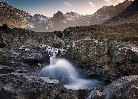 simsearch:862-08699991,k - Scotland, Isle of Skye. The Fairy Pools stream and waterfall with the Cuillin Mountains behind. Foto de stock - Con derechos protegidos, Código: 862-08699940