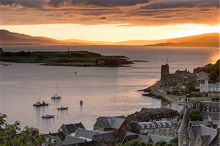 Scotland, Oban. Sunset over the town with a view out to the Hebridean Islands of Kerrera and Mull. Foto de stock - Con derechos protegidos, Código: 862-08699954