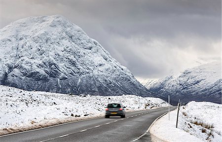 Scotland, Rannoch Moor. Car driving along the A82 in winter, passing Buachaille Etive Mor. Photographie de stock - Rights-Managed, Code: 862-08699963